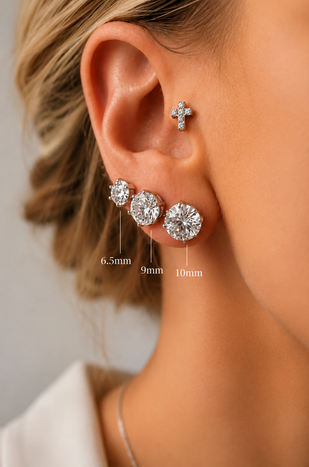 Brinco Majesty Ponto de Luz 6.5mm -  Moissanite |  Lapidação Clássica
